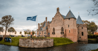 Kasteel Radboud aanzicht foto Pulse Visuals data-src="https://kasteelradboud.nl/wp-content/uploads/2020/04/Website-horizontaal-1920-x-1005-px-Gouden-Nacht-foto-Pulse-Visuals.png"