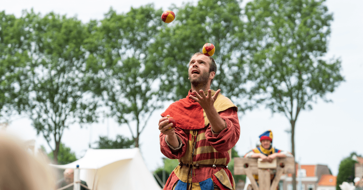 Kasteel Radboud-Jongleur op het kasteelplein-foto door Pascal van As