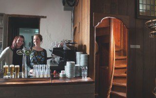 Kasteel Radboud-Beheerders achter de bar-foto door Duco de Vries