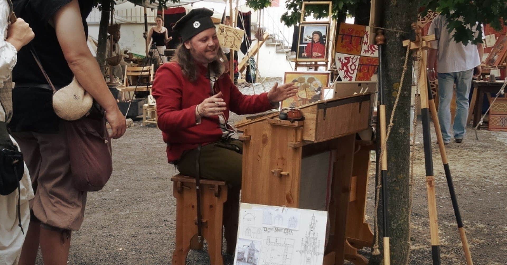 Kasteel Radboud-Marius Bruijn in zijn tekenatelier-Foto Marius Bruijn