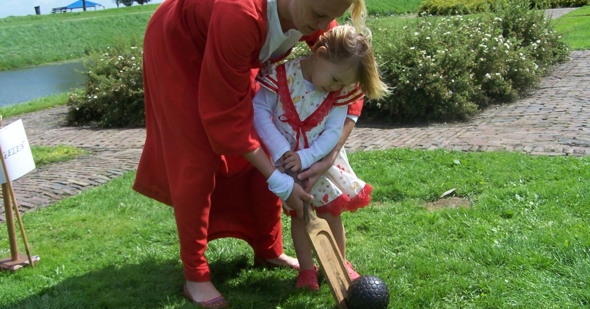 Radboud Castle-Old Dutch Games Day-Woman and little girl playing
