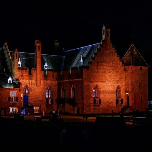 Kasteel Radboud-sfeervol verlicht in het donker-Foto Robert Gieling