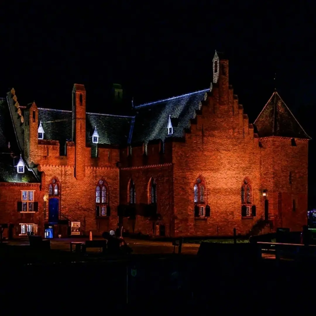 Kasteel Radboud-sfeervol verlicht in het donker-Foto Robert Gieling