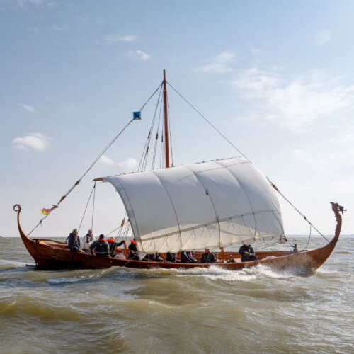 Kasteel Radboud-Vikingschip Dorestat varend