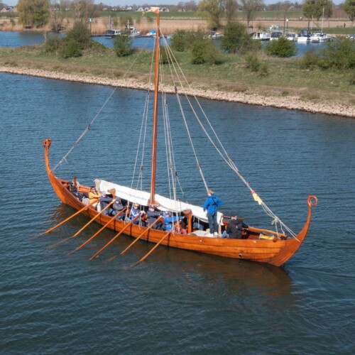 Kasteel Radboud-Vikingschip Dorestat roeiers