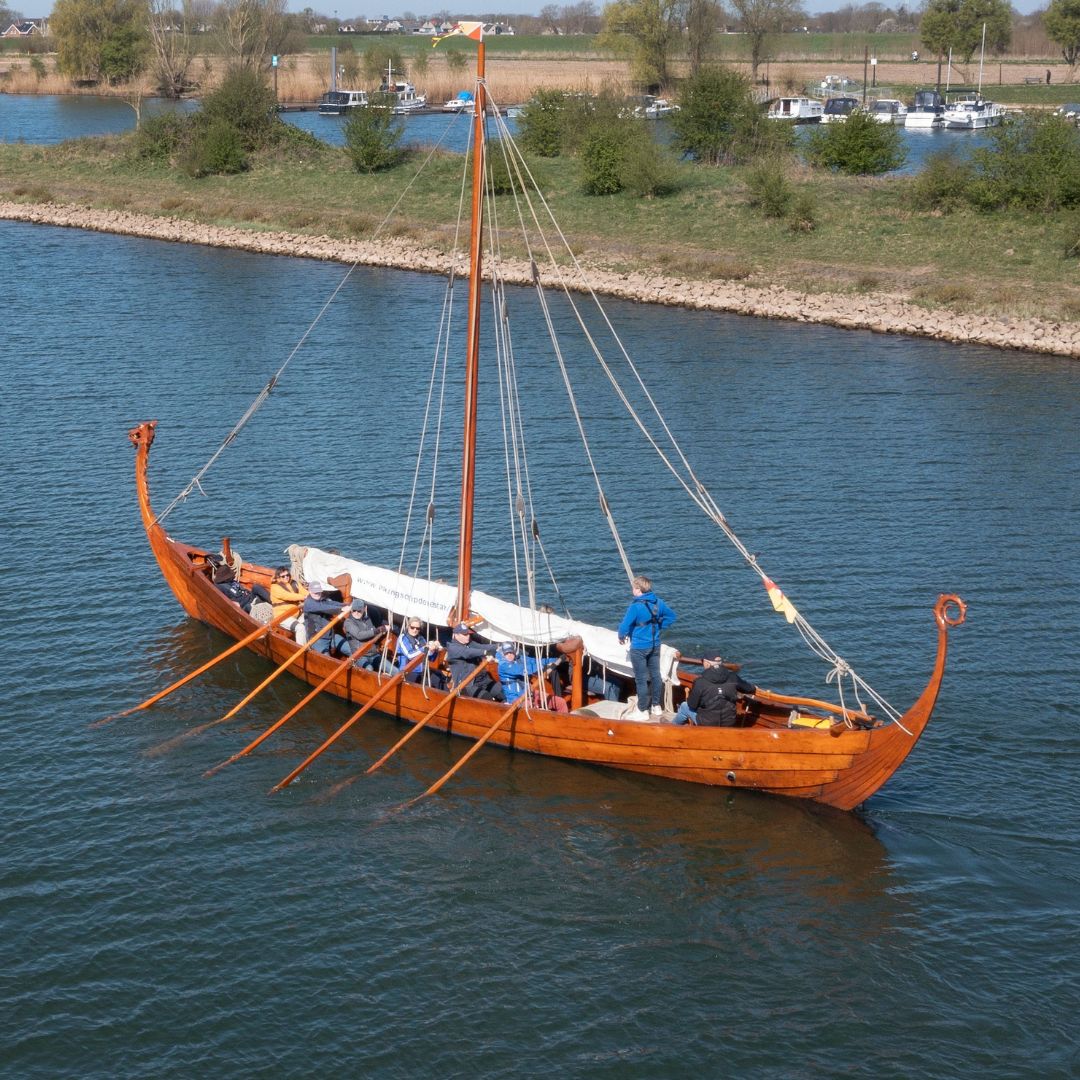 Kasteel Radboud-Vikingschip Dorestat roeiers